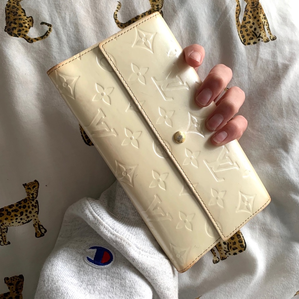 Louis Vuitton Sarah Wallet in Monogram Vernis